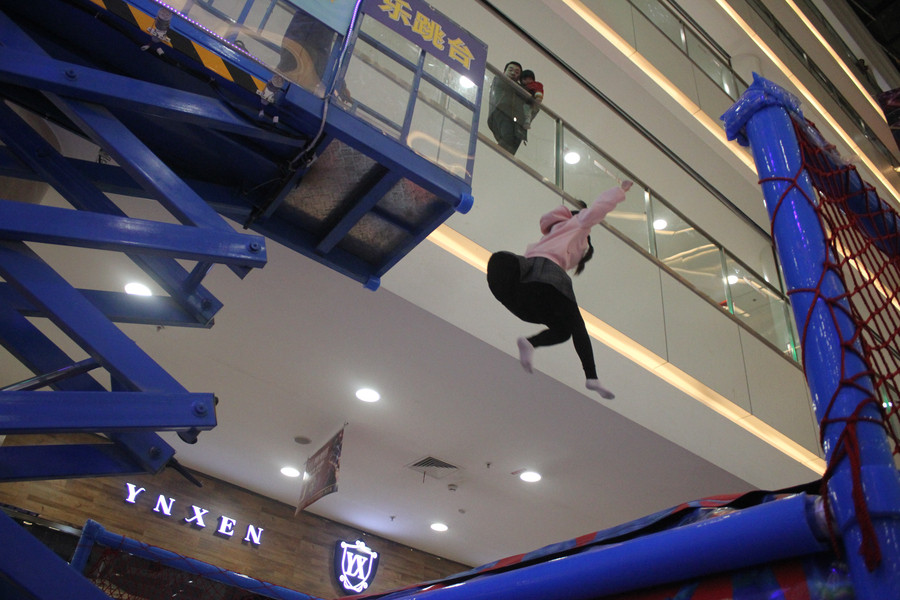 Shoppers jump for joy in Chongqing mall
