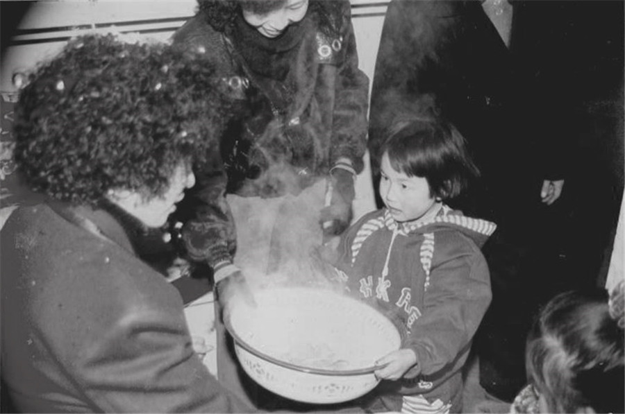 From black-white photos to digital: Wedding images reveal changes in China