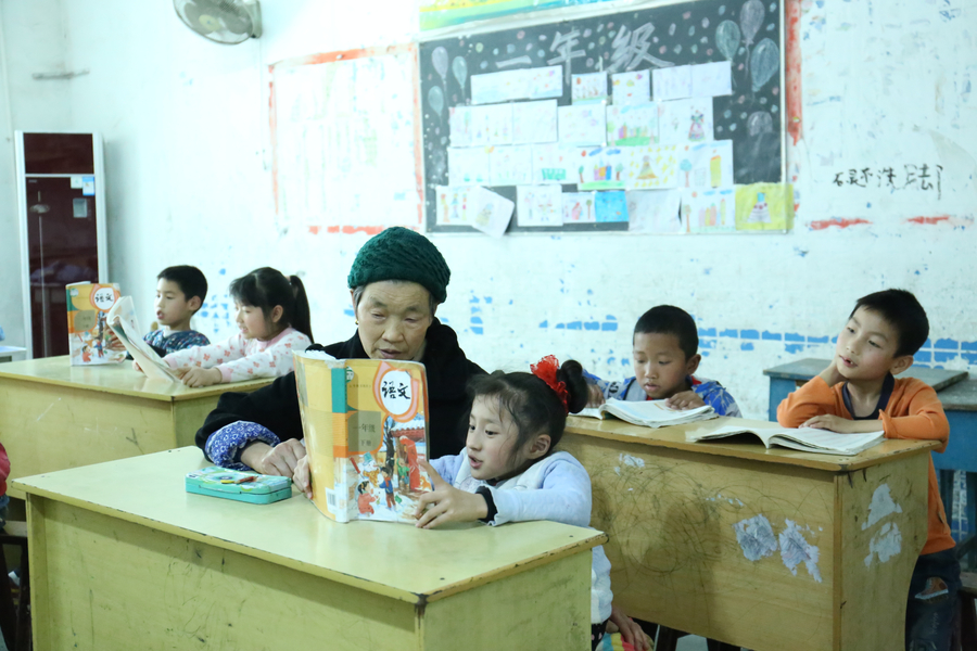 78-year-old granny takes care of adopted girl with brittle bone disease