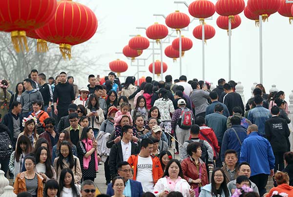 Qingming brings rush of rail travel