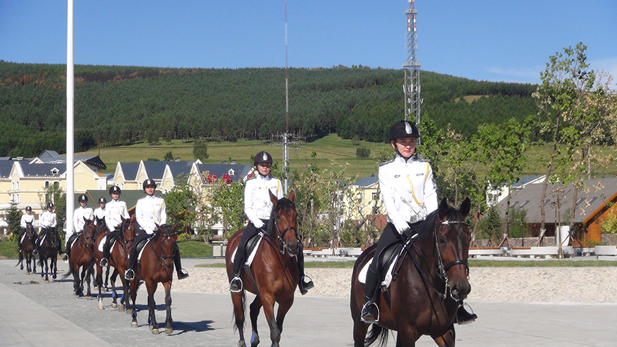 Policewomen on horses turn heads in Inner Mongolia