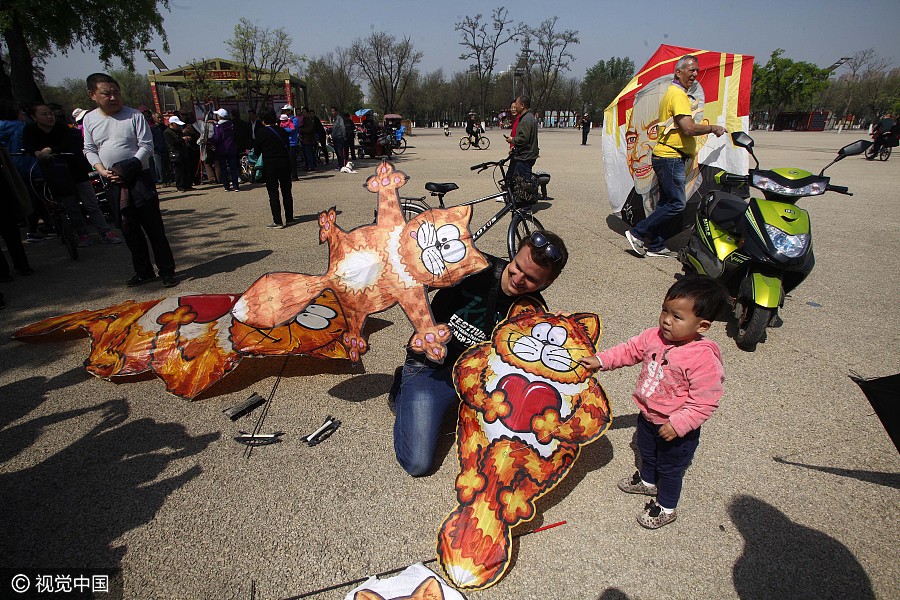 Spring celebrated by international kite show in northwest China