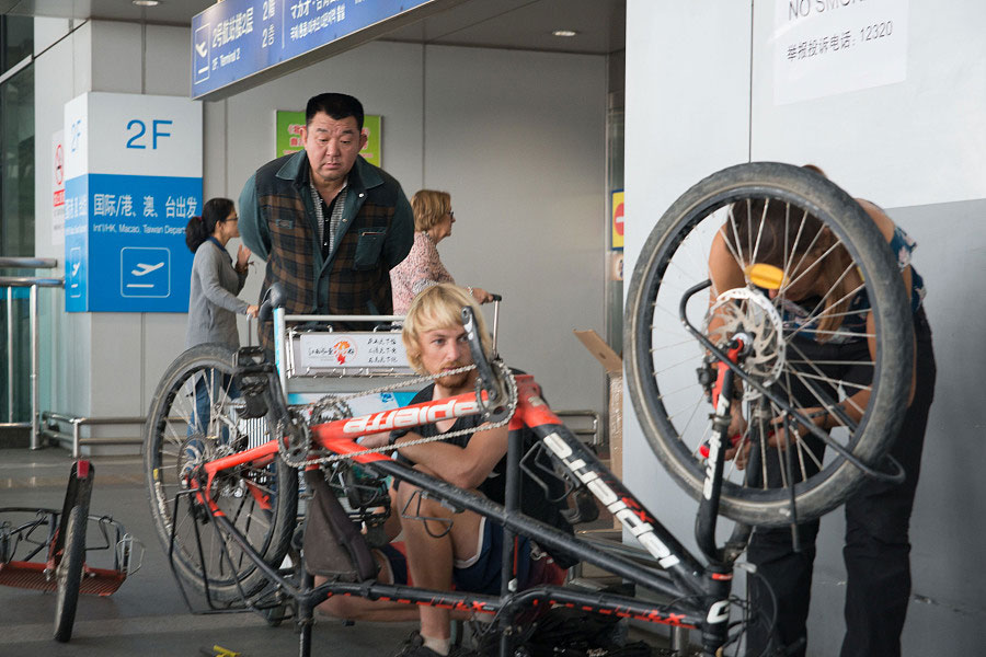 French couple cycles across China to encourage green travel