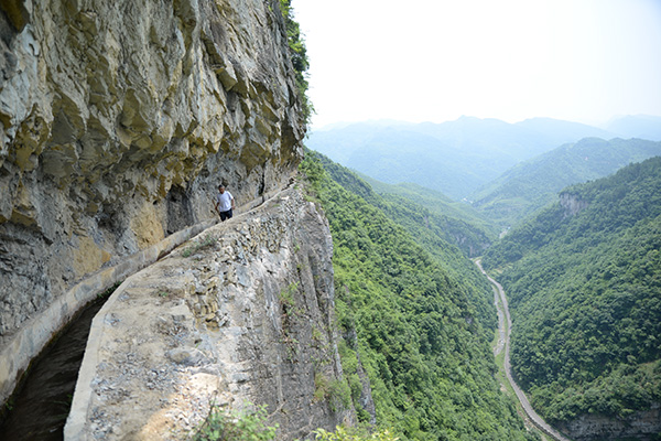 The real Yu Gong chisels water channels across cliffs