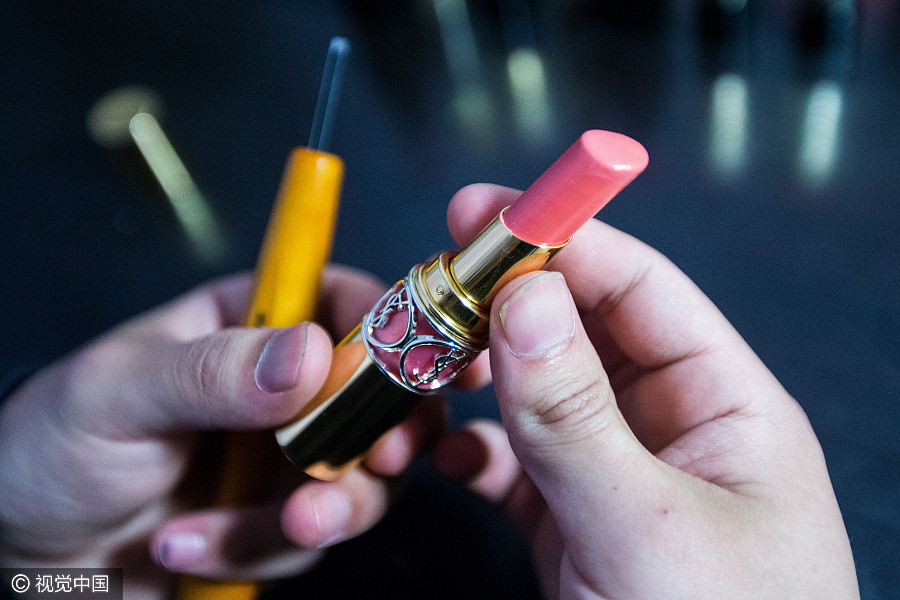 College student engraves cat lipstick for his girl