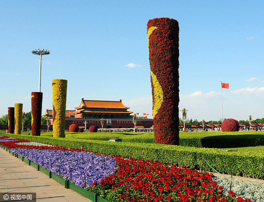 Flower decorations greet upcoming Labor Day in Beijing