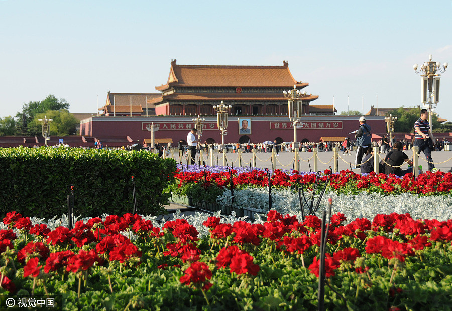 Flower decorations greet upcoming Labor Day in Beijing