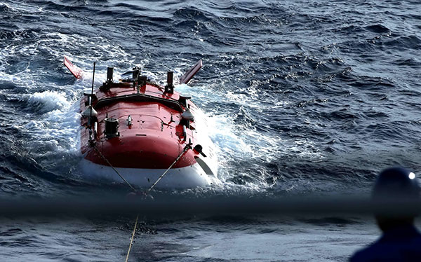 <EM>Jiaolong</EM> brings up seamount sample