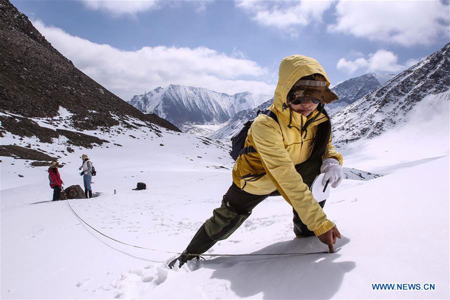 Scientists check health of glacier in Tianshan Mountains
