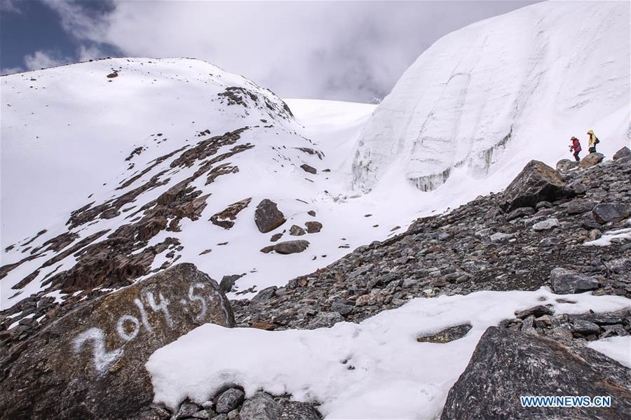 Scientists check health of glacier in Tianshan Mountains