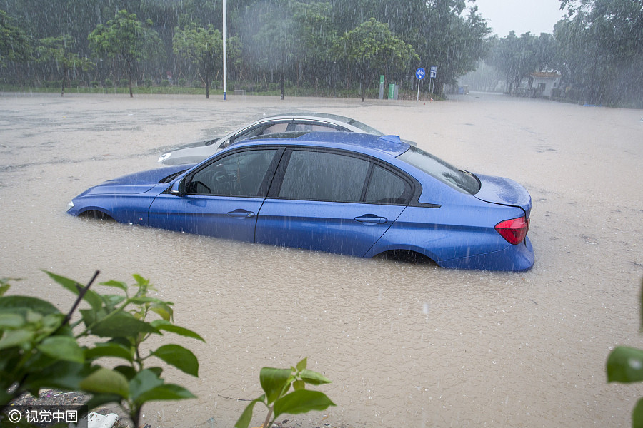 Rainstorms cause floods, trap cars in Guangzhou