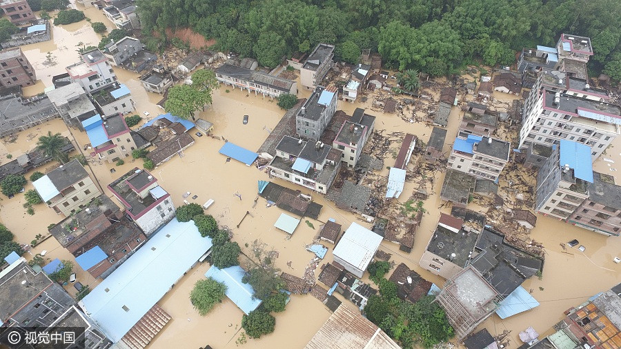 Rainstorms cause floods, trap cars in Guangzhou