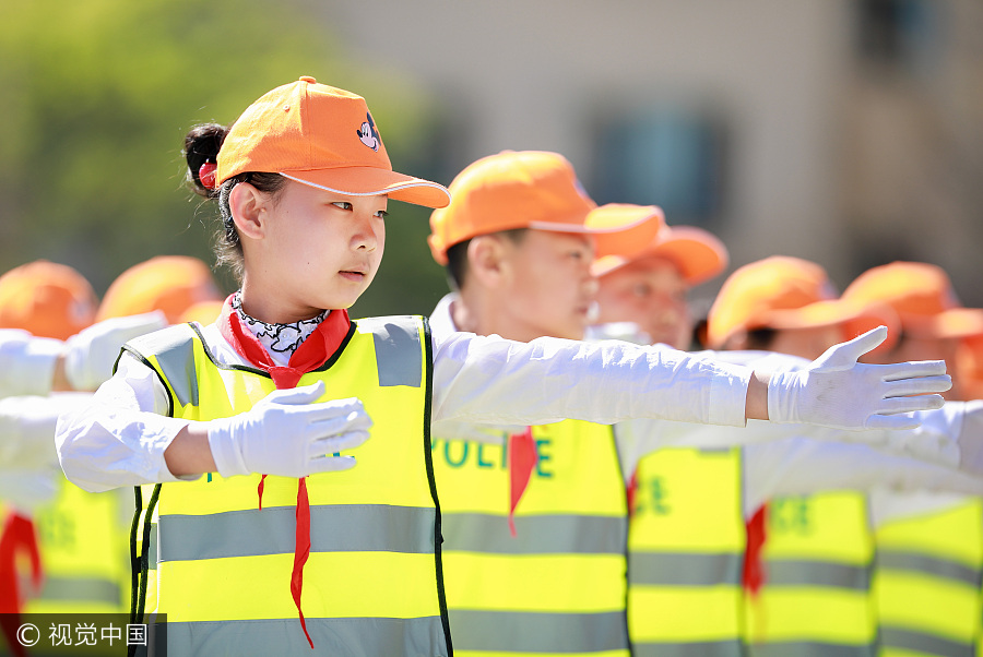 1,000 students 'direct traffic' in Inner Mongolia