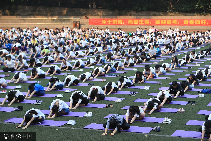 Students practice yoga to ease pressure off <EM>gaokao</EM>
