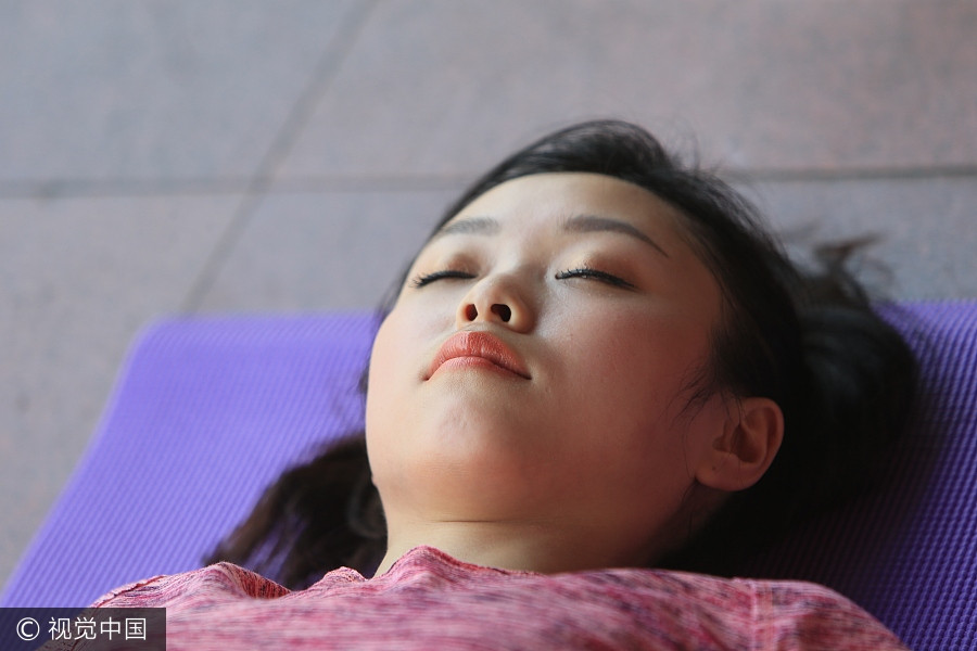 Students practice yoga to ease pressure off <EM>gaokao</EM>