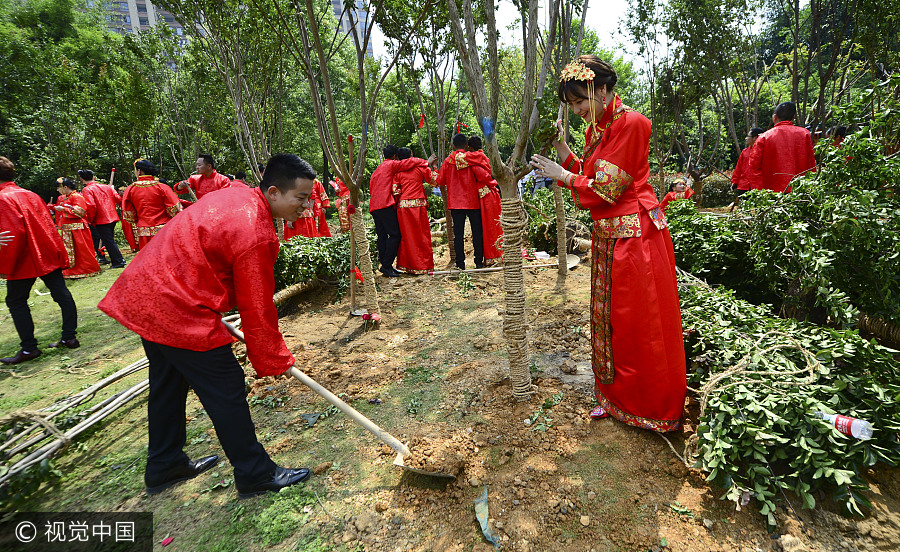 Thousands of Chinese couples celebrate their love