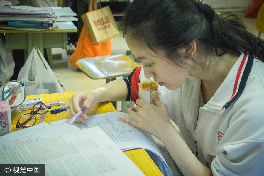 Students knuckle down ahead of <EM>gaokao</EM>