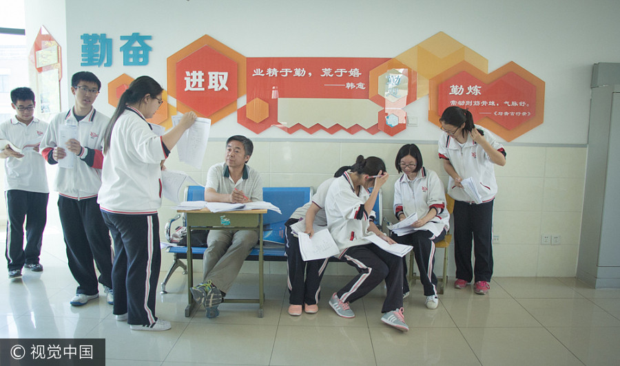 Students knuckle down ahead of <EM>gaokao</EM>