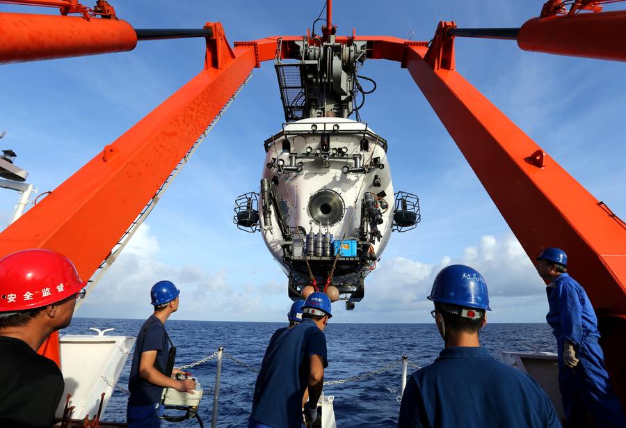 <EM>Jiaolong</EM> descends over 6 km in Mariana Trench