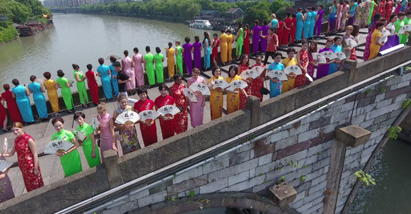 Women show off the beauty of Chinese <EM>qipao</EM>