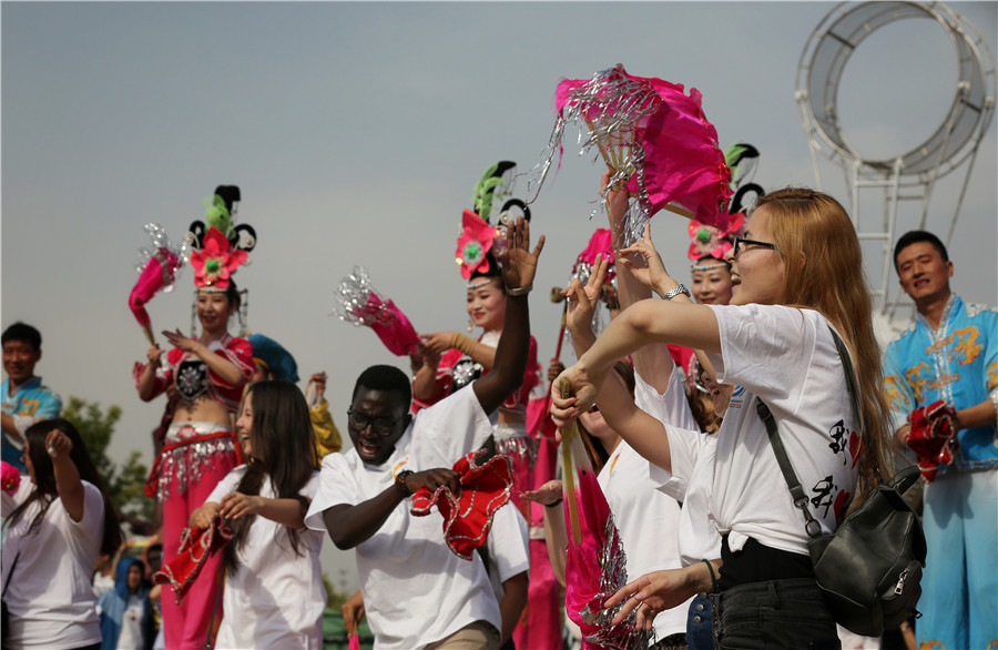 International students celebrate Dragon Boat Festival