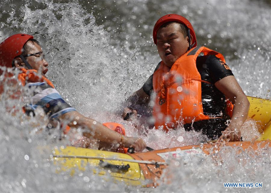 People across China enjoy Dragon Boat Festival holiday