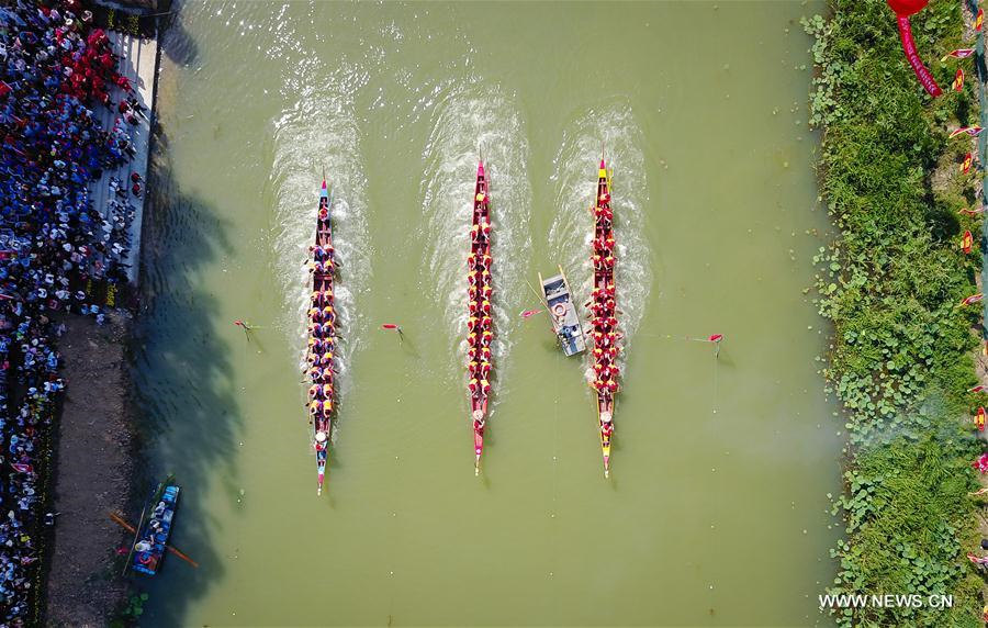 People across China enjoy Dragon Boat Festival holiday