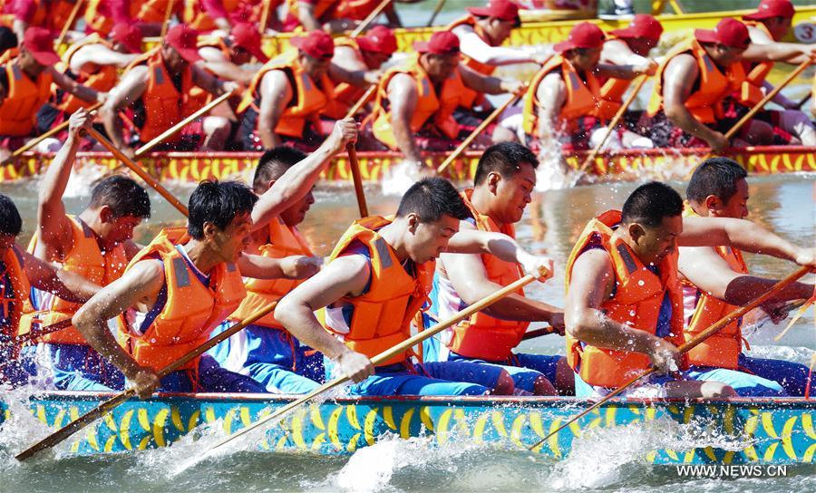 People across China enjoy Dragon Boat Festival holiday