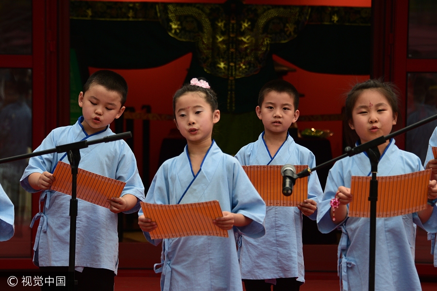 People across China enjoy Dragon Boat Festival holiday