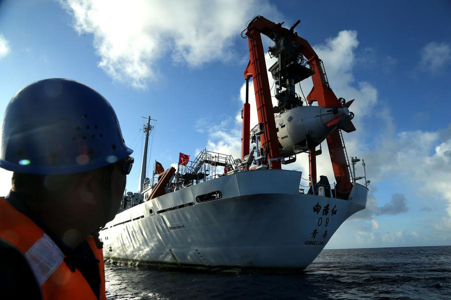 China's submersible Jiaolong conducts 5th dive in Mariana Trench