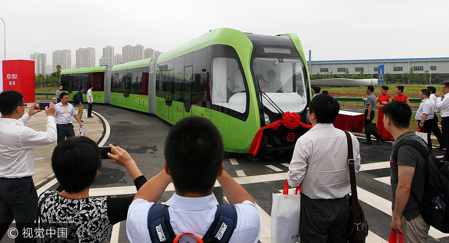 World's first railless train unveiled in Hunan