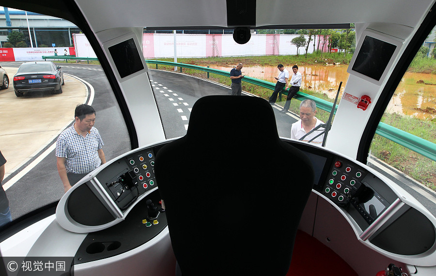 World's first railless train unveiled in Hunan