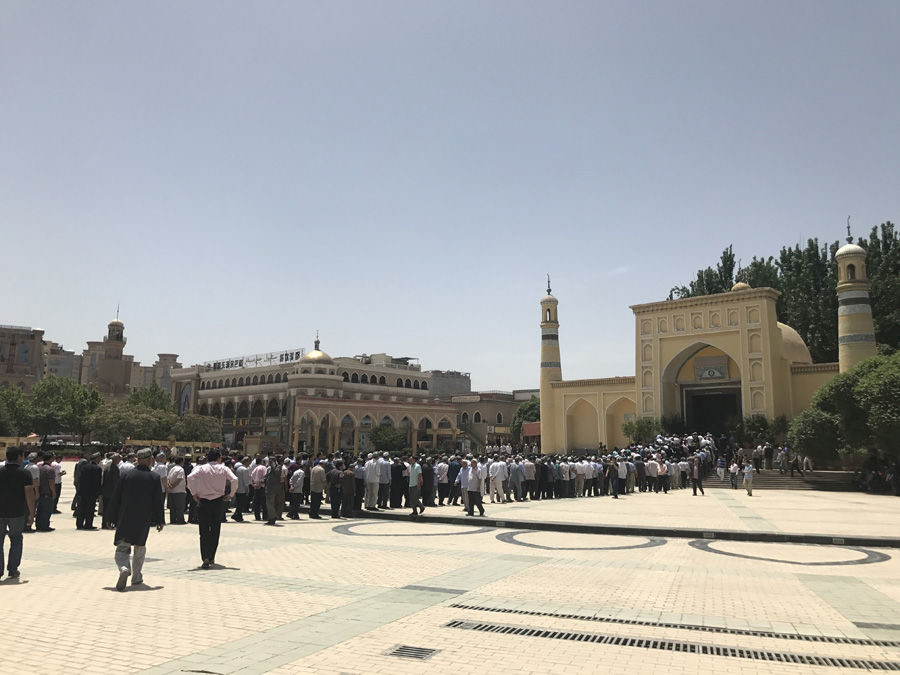 Muslims flood to Xinjiang's biggest mosque for jumah