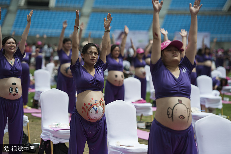 Nearly 1,000 pregnant women participate in belly painting together