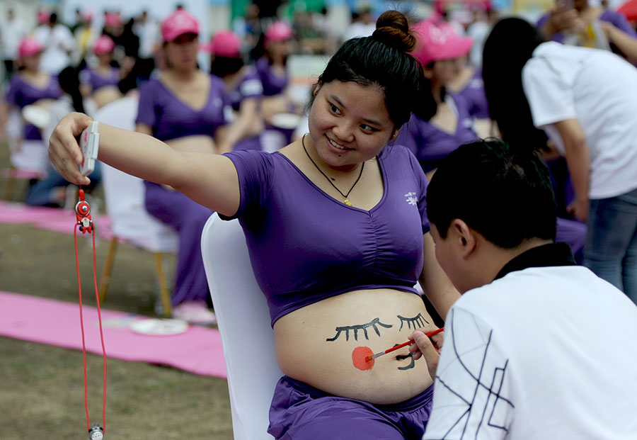 Nearly 1,000 pregnant women participate in belly painting together