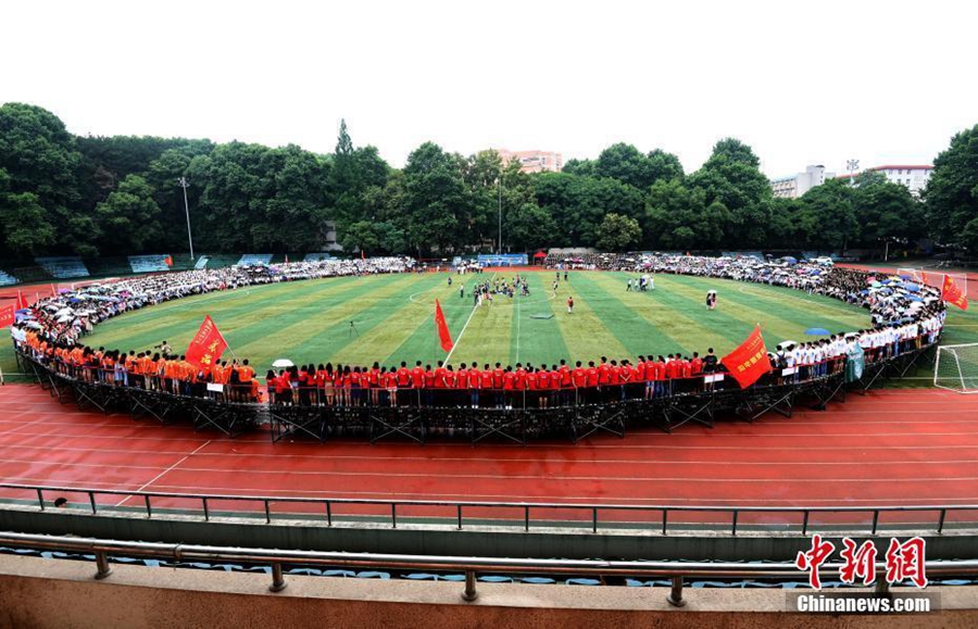 4,000 graduates and their teachers take 8-meter-long photo