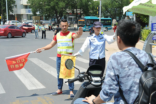 Foreigners assist traffic police in Jinan