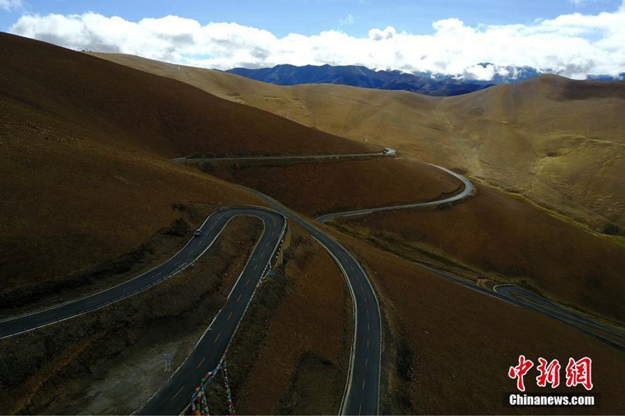 The road to Mount Qomolangma