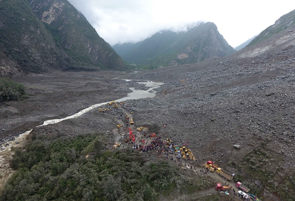 Soldiers and medical team arrive at landslide site for rescue operations