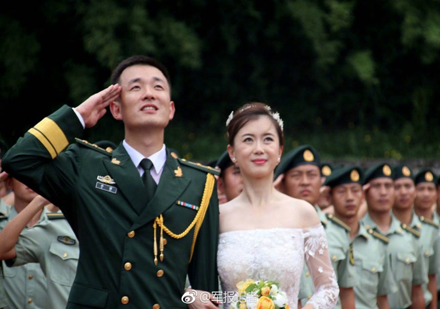 Wedding photos in border police college in Guangzhou