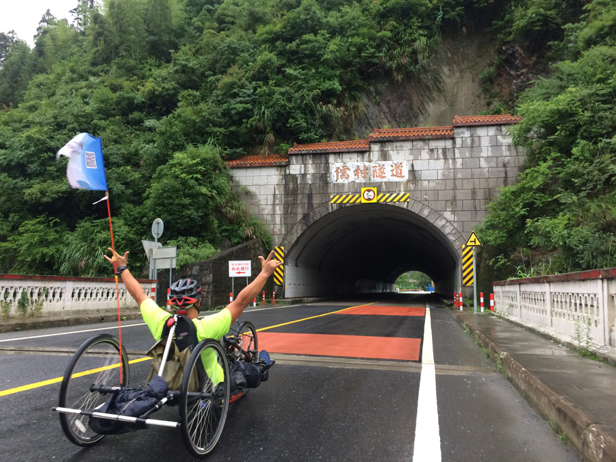 Handcycling team tours China