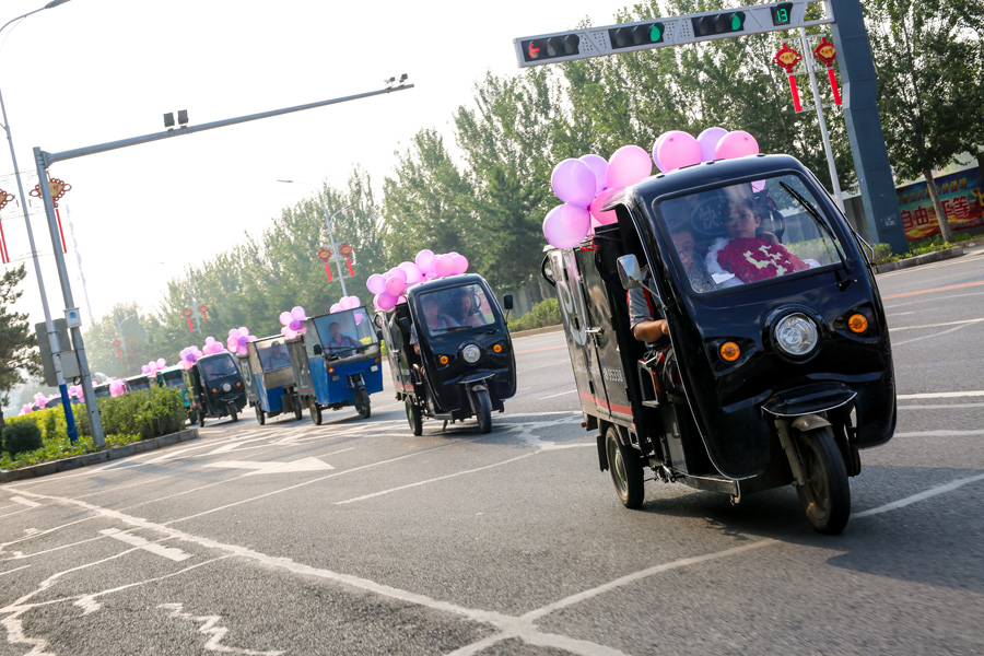 Deliveryman proposes with 11 electric tricycles