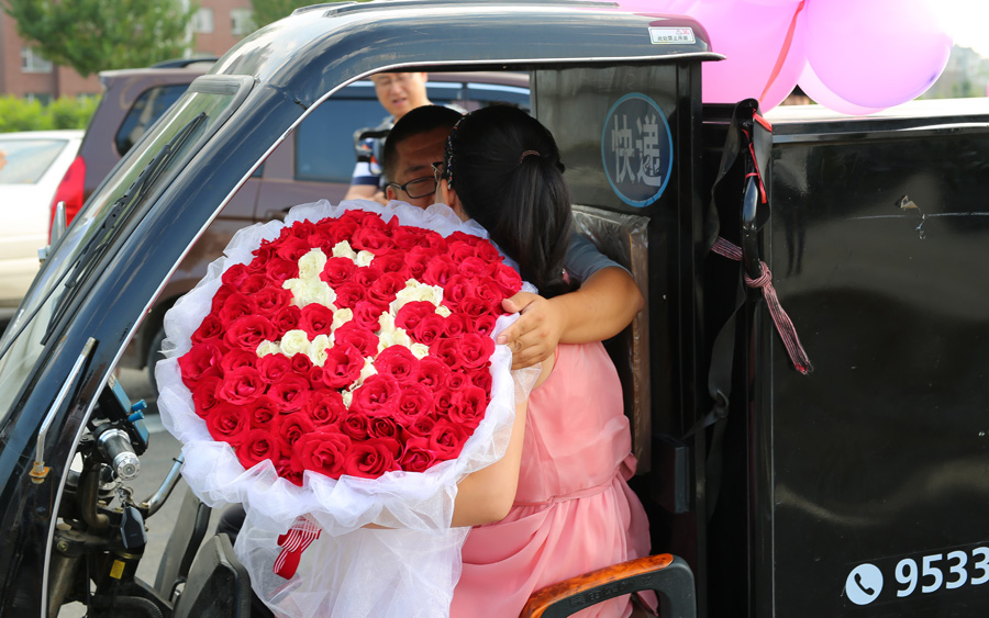 Deliveryman proposes with 11 electric tricycles