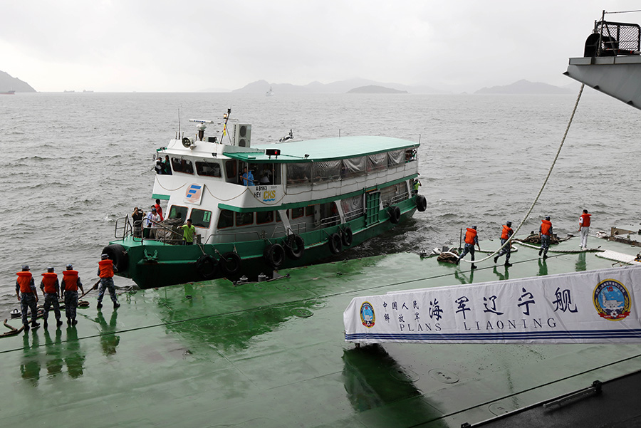 Hong Kong residents get up close to CNS Liaoning aircraft