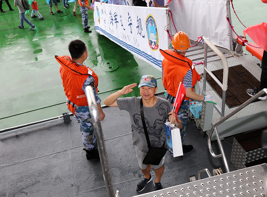 Hong Kong residents get up close to CNS Liaoning aircraft