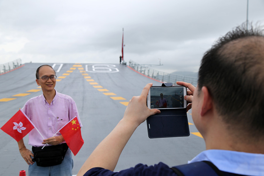 Hong Kong residents get up close to CNS Liaoning aircraft