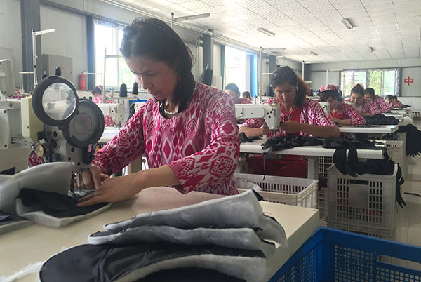 Textile park tackles poverty in Kashgar