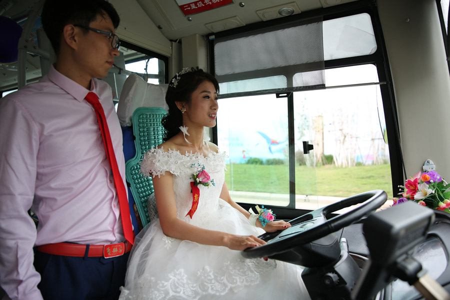 Qingdao bride drives bus to wedding