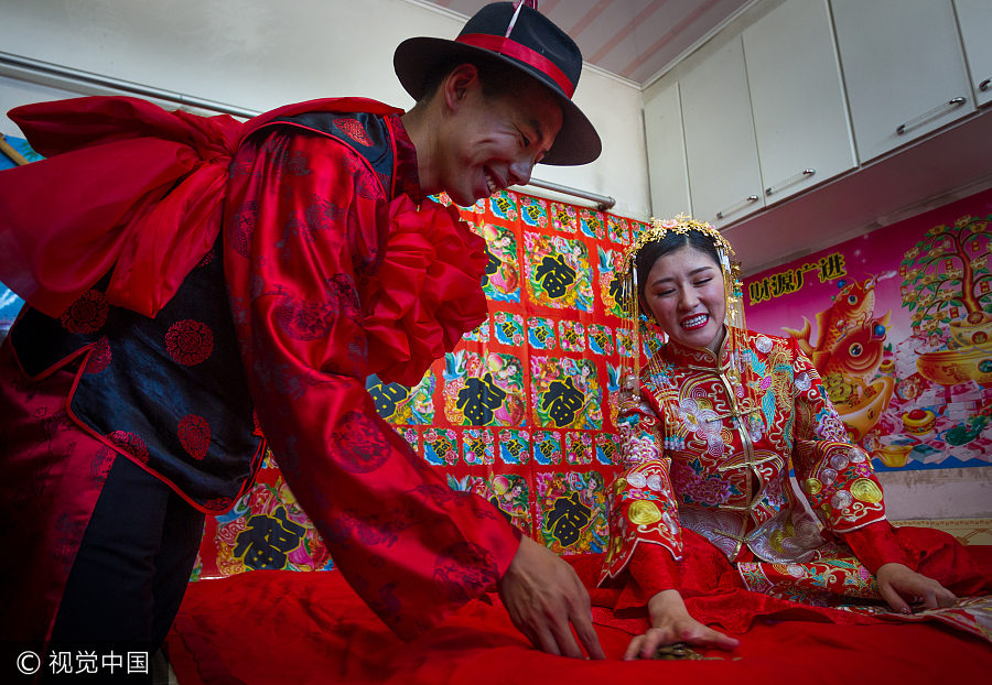 Modern couple's traditional Chinese wedding