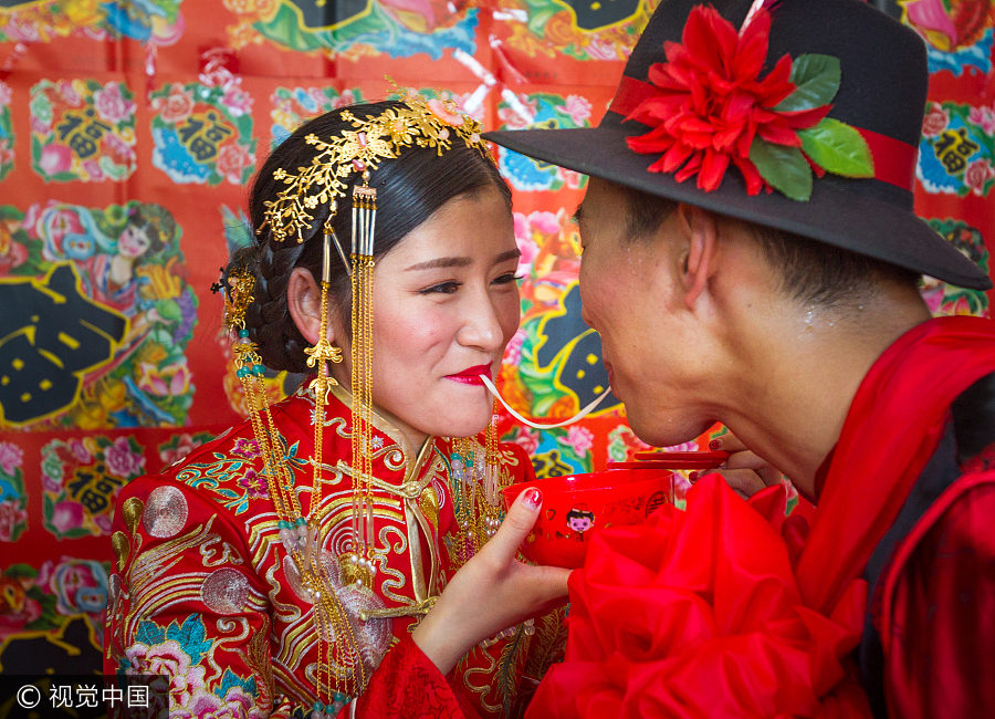 Modern couple's traditional Chinese wedding